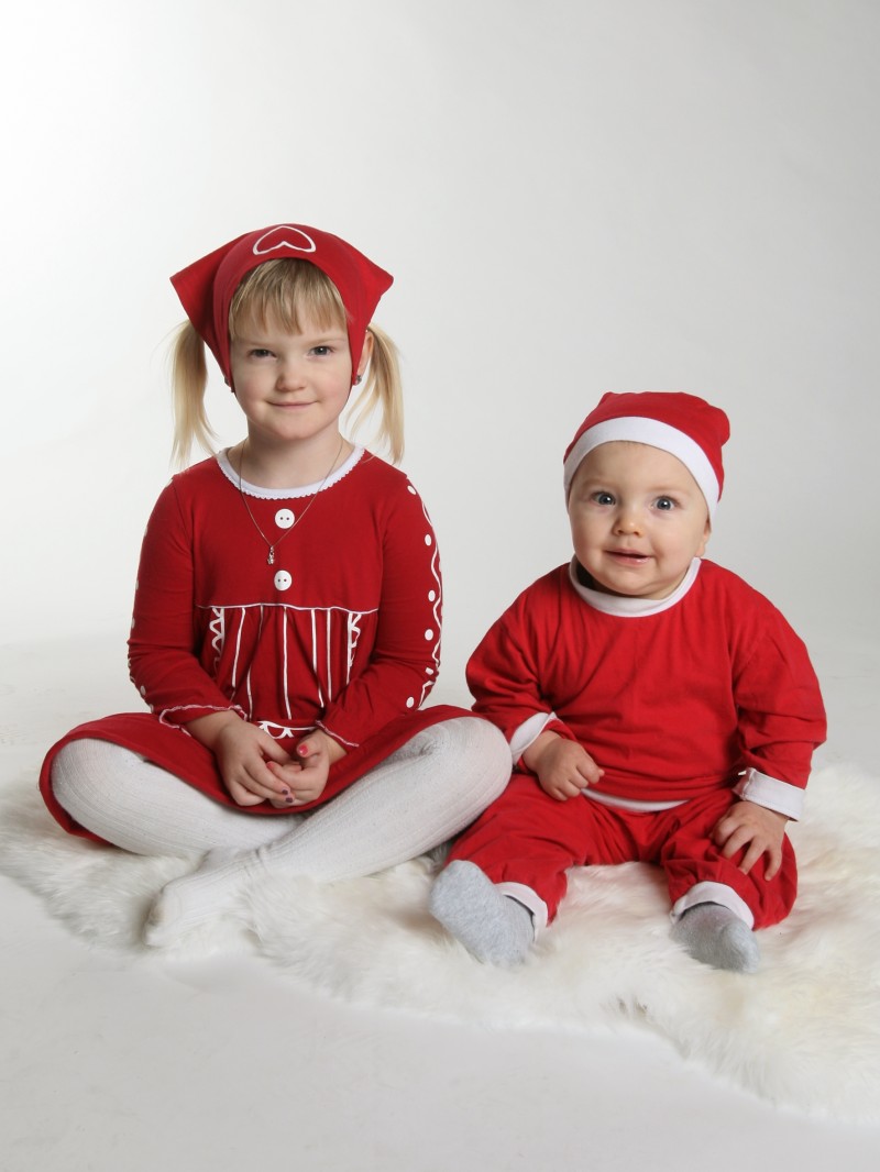 Julia, 3 år och Elias Berggren, 10 månader, Umeå, vill hälsa en god jul till hela släkten.
